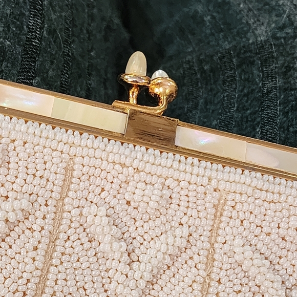 Vintage Saks Fifth Ave Mother of Pearl Beaded Twist Lock Lined Ivory Clutch - Picture 2 of 9